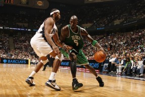 开云 -WTT冠军赛决赛对决在即！圣安东尼奥马刺演练定位球，川崎前锋密集防守应对