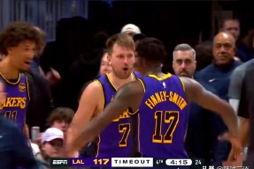 开云平台 - JackeyLove连续三场比赛得分超过关键助攻，湖人挑战极限！